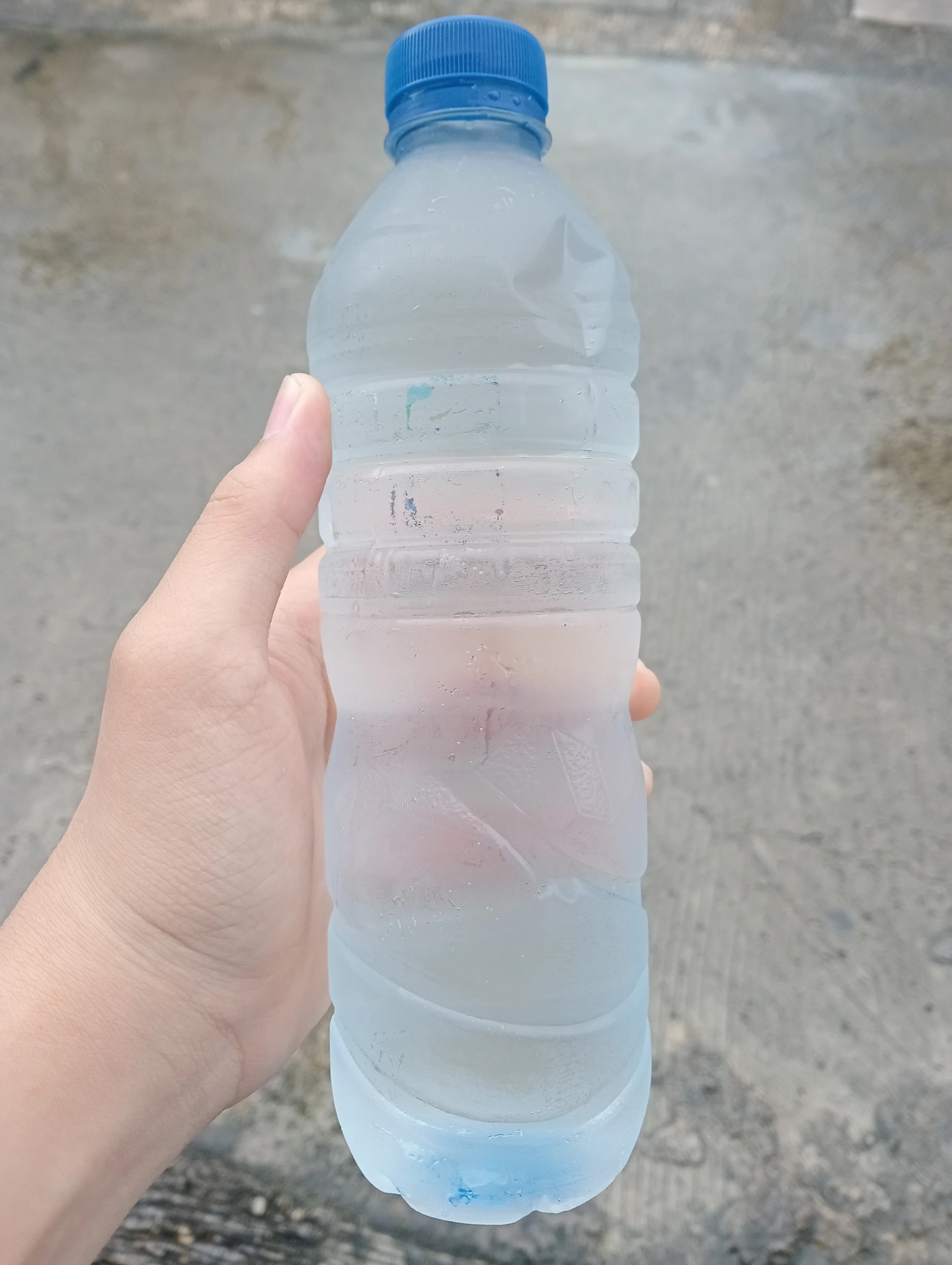 Minum air putih minimal 2 liter sehari untuk #HidupLebihBaik