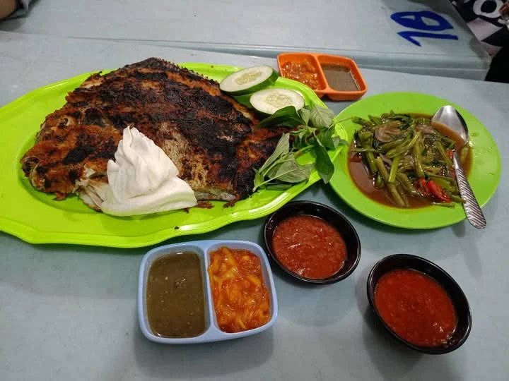 Momen makan bersama keluarga di sela kesibukan
