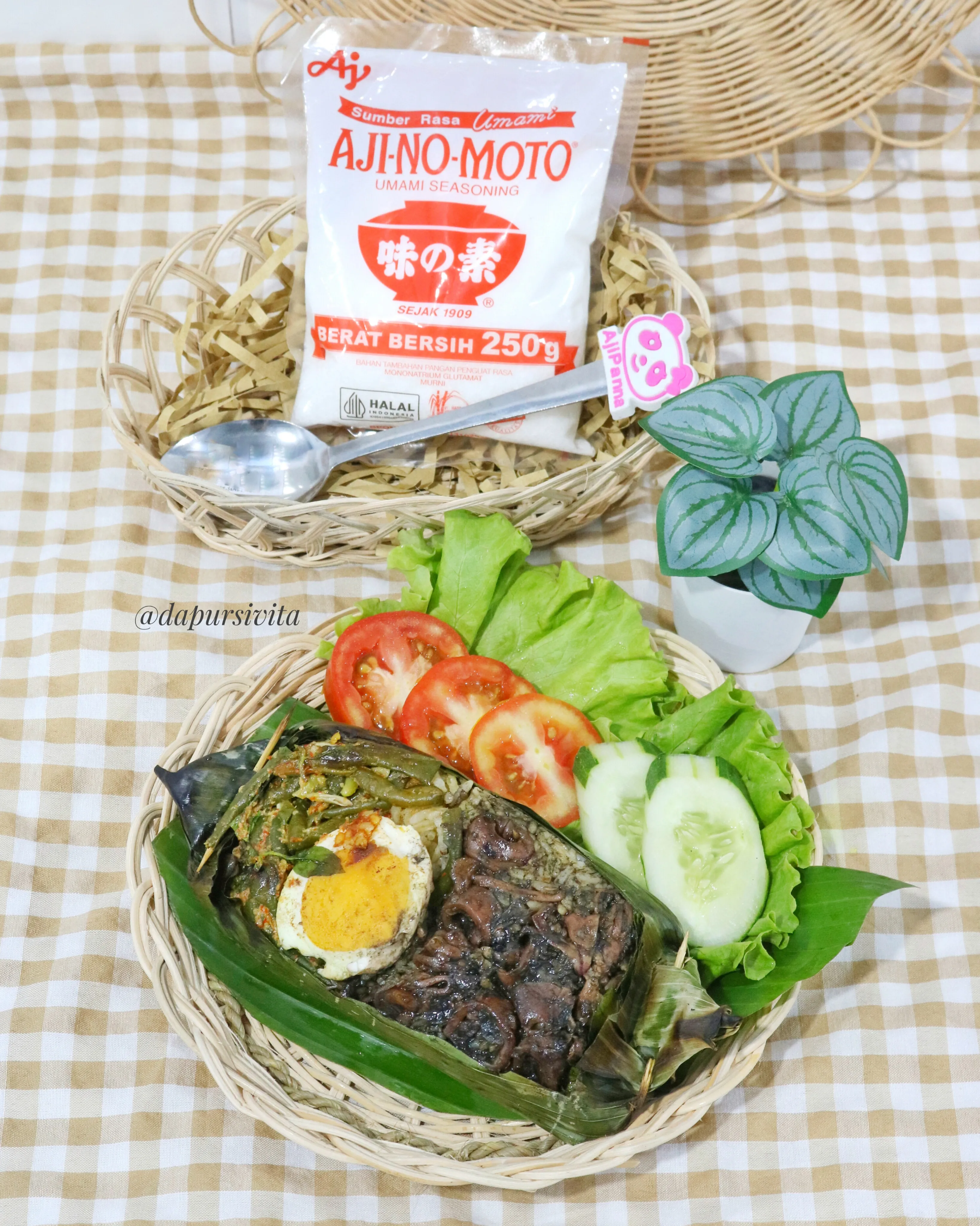 Nasi Bakar Cumi Hitam dan Buncis Kemangi Bumbu Kuning