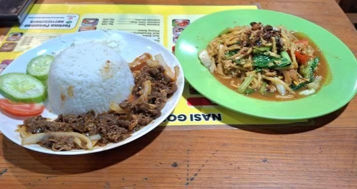 Nasi Sapi Lada Hitam dan sepiring Mie Jawa nyemek