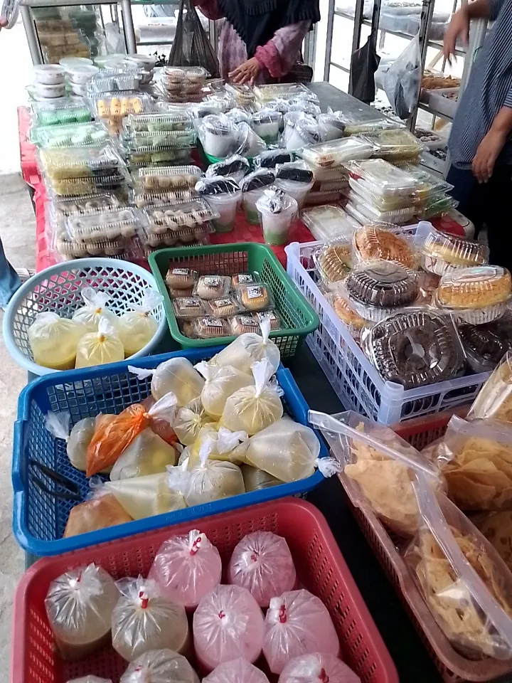Ngabuburit mencari aneka takjil untuk berbuka puasa