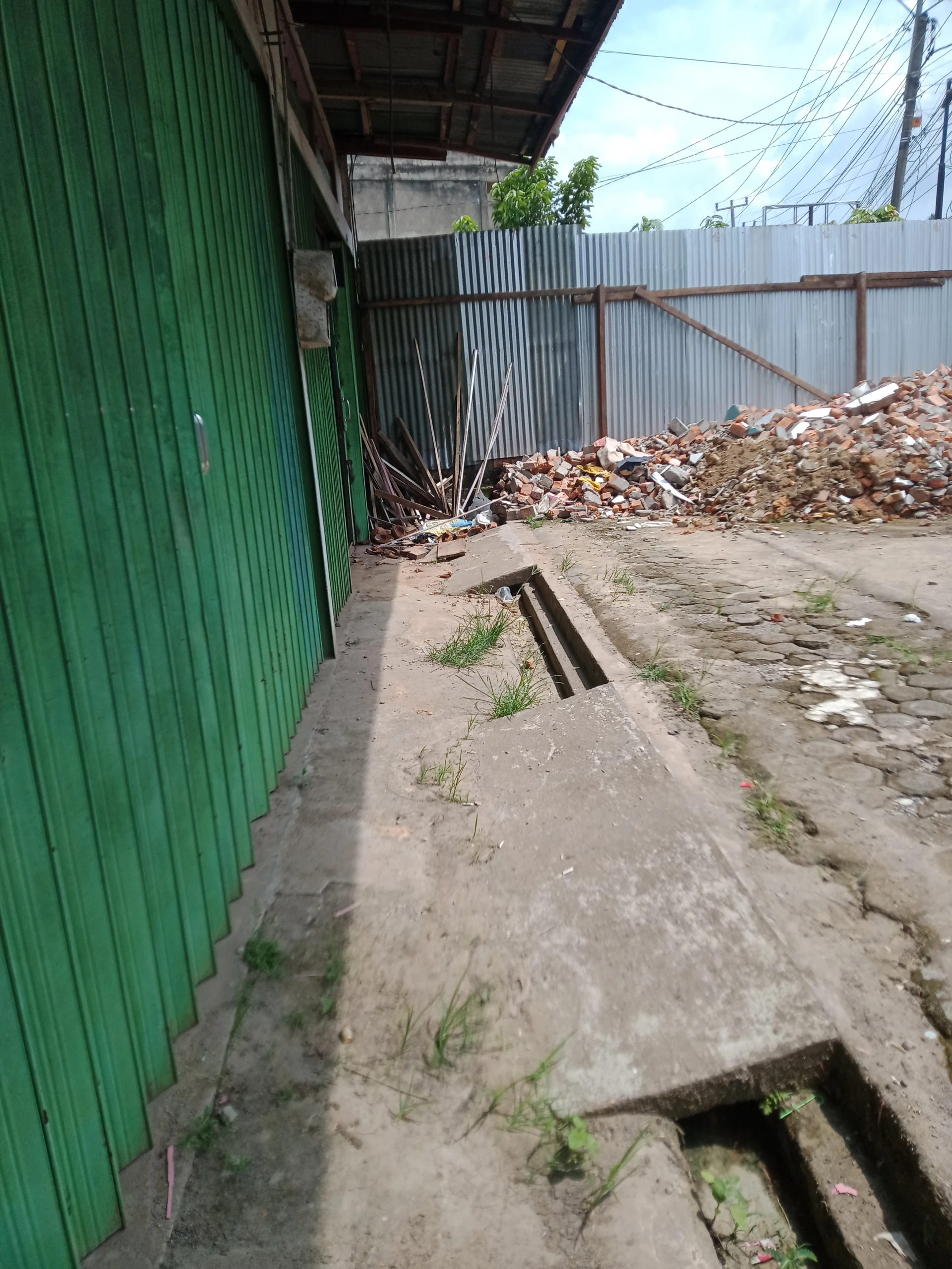 Pembangunan Dinding Tembok Mengelilingi Halaman Kebun