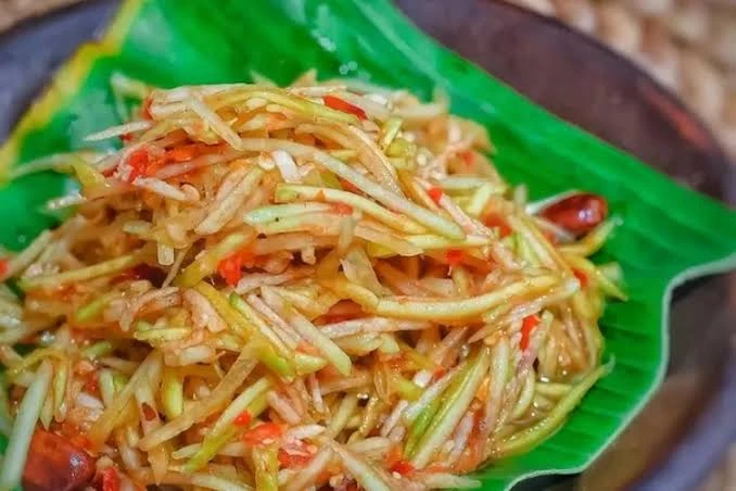 Resep Rujak Serut Pepaya Muda yang segar dan pedas-manis.
