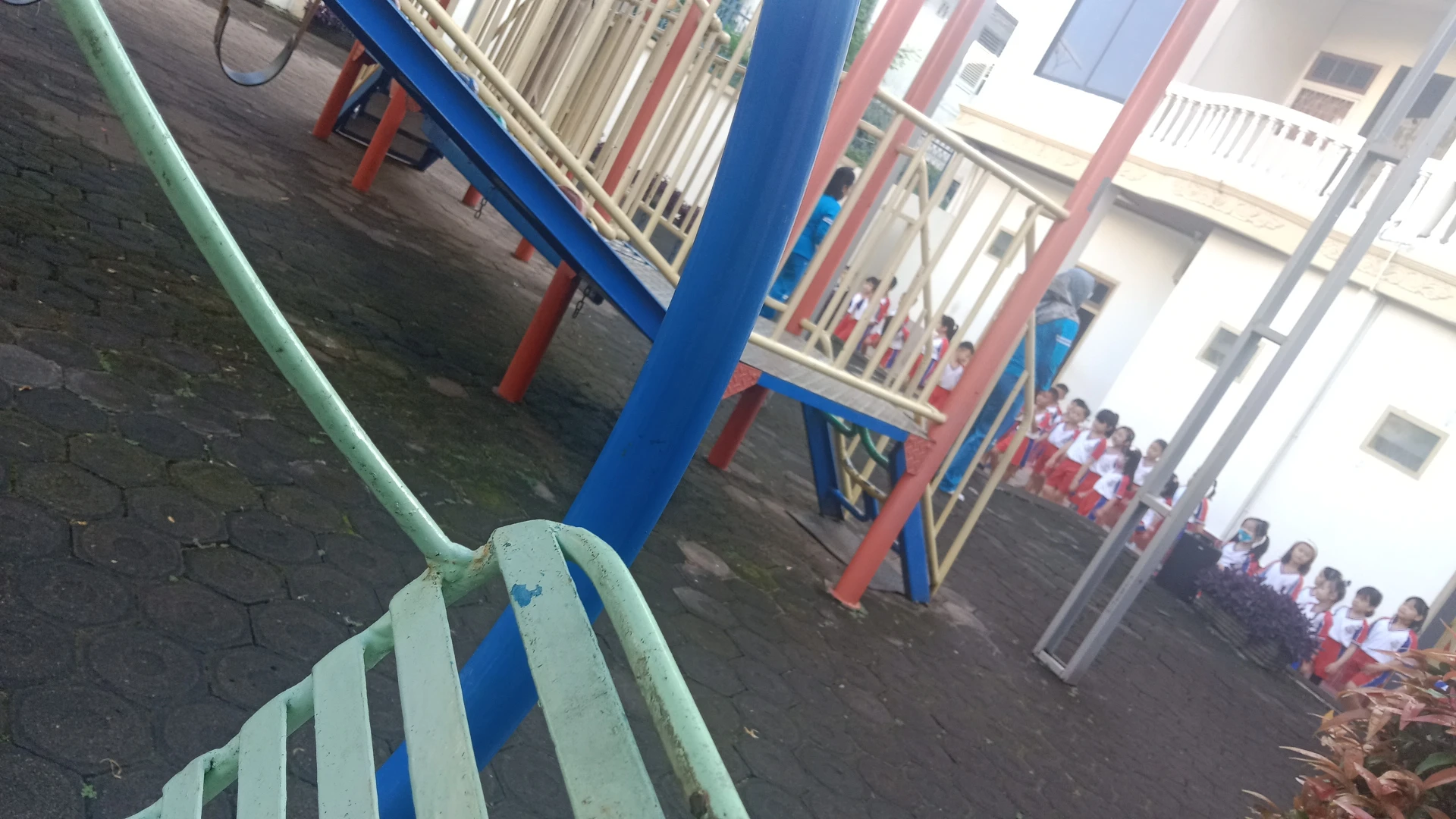 Rutinitas mengantar anak sekolah