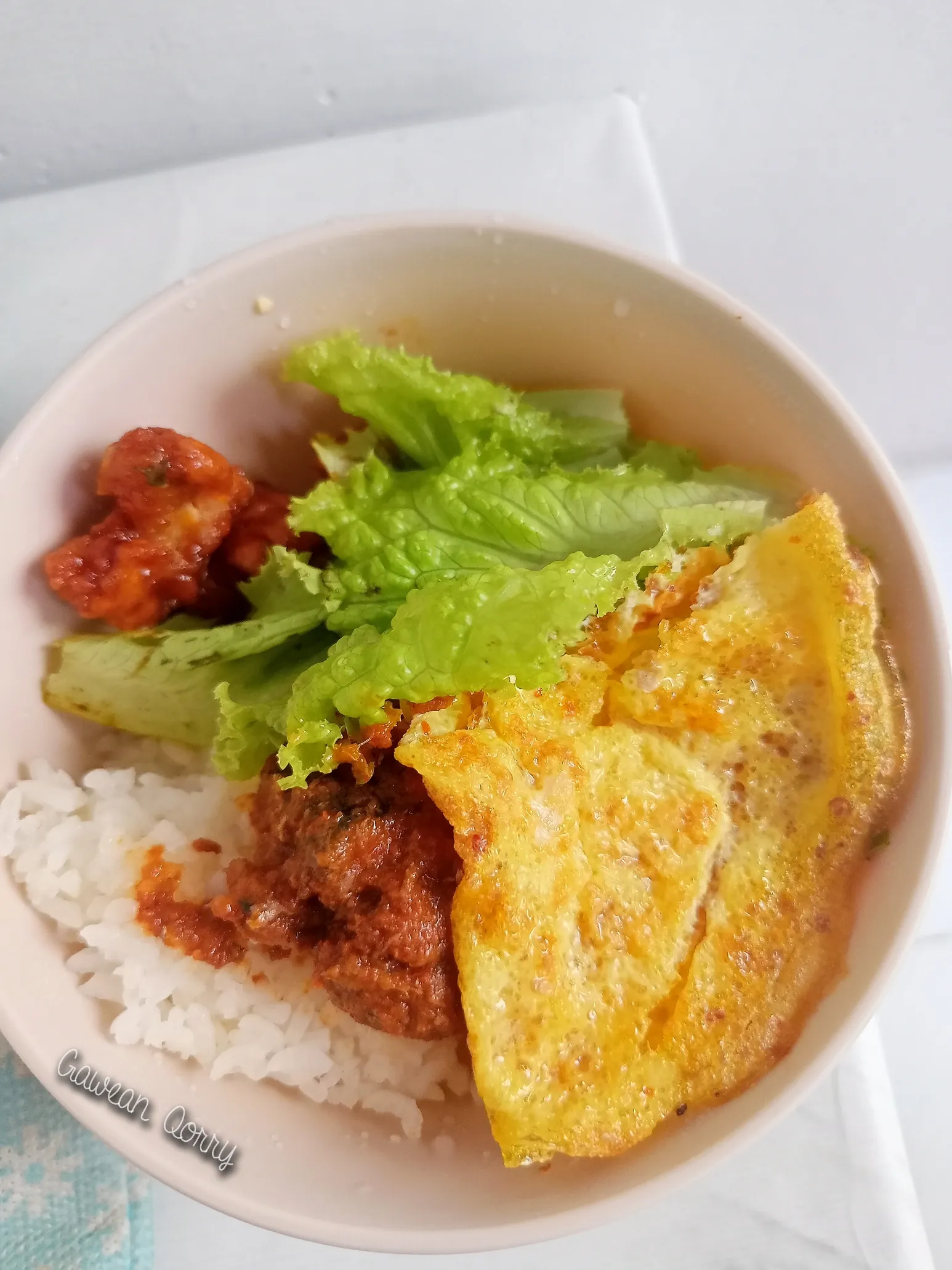 Sahur Simple dengan Telur Dadar, Sambal dan Lalap Selada