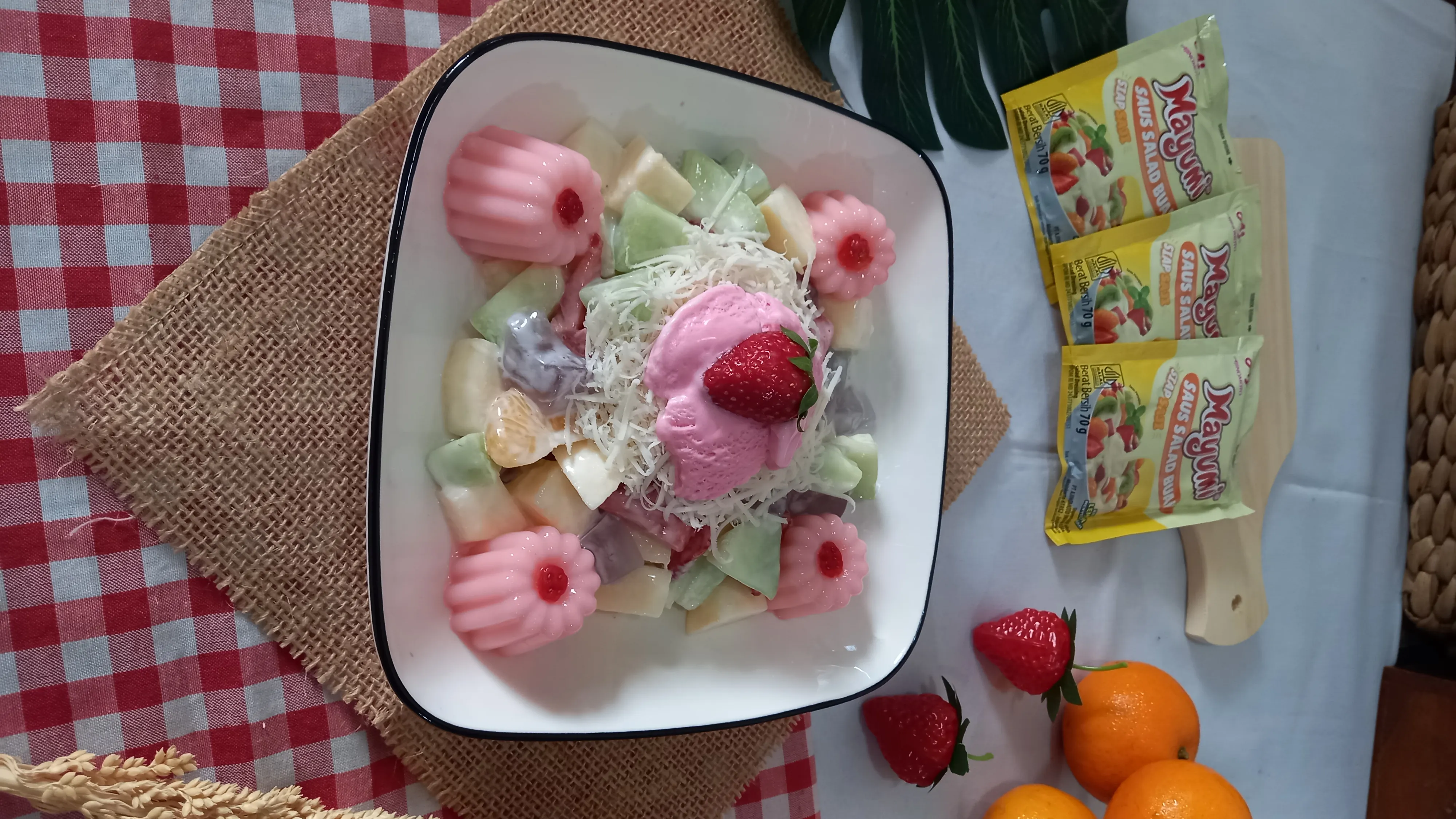 Salad buah mayumi toping ice cream strawberry ala mami abe