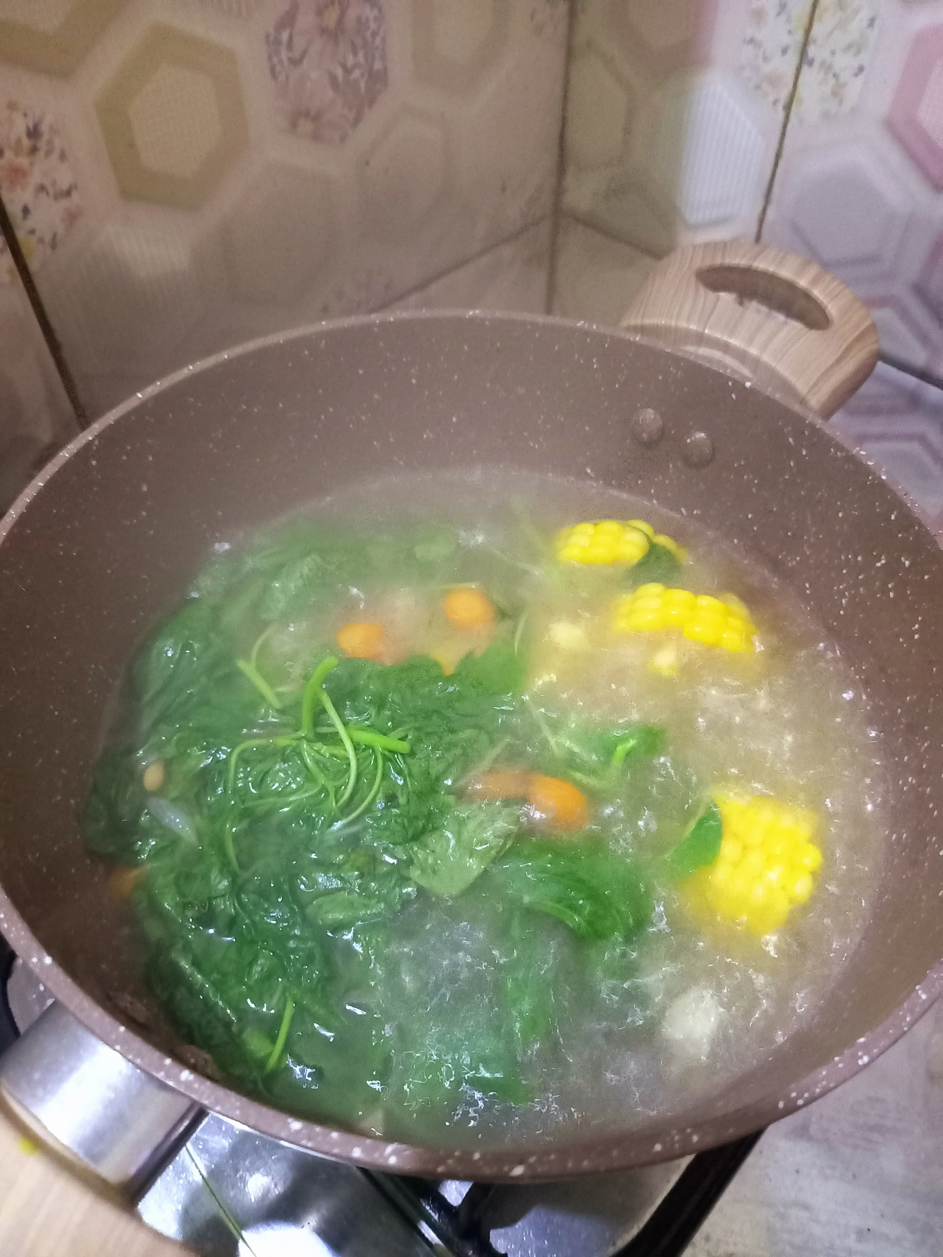 Tips membuat sayur bening dengan warna bayam yang tetap hijau.