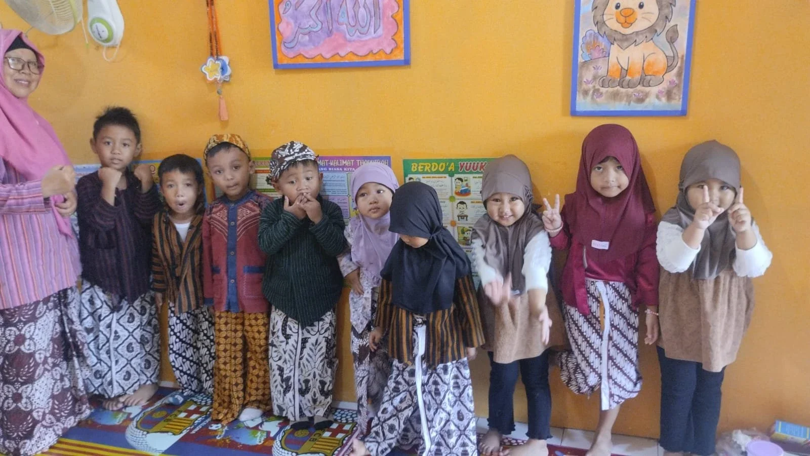Kamis Pon Berbusana Adat Jogja.