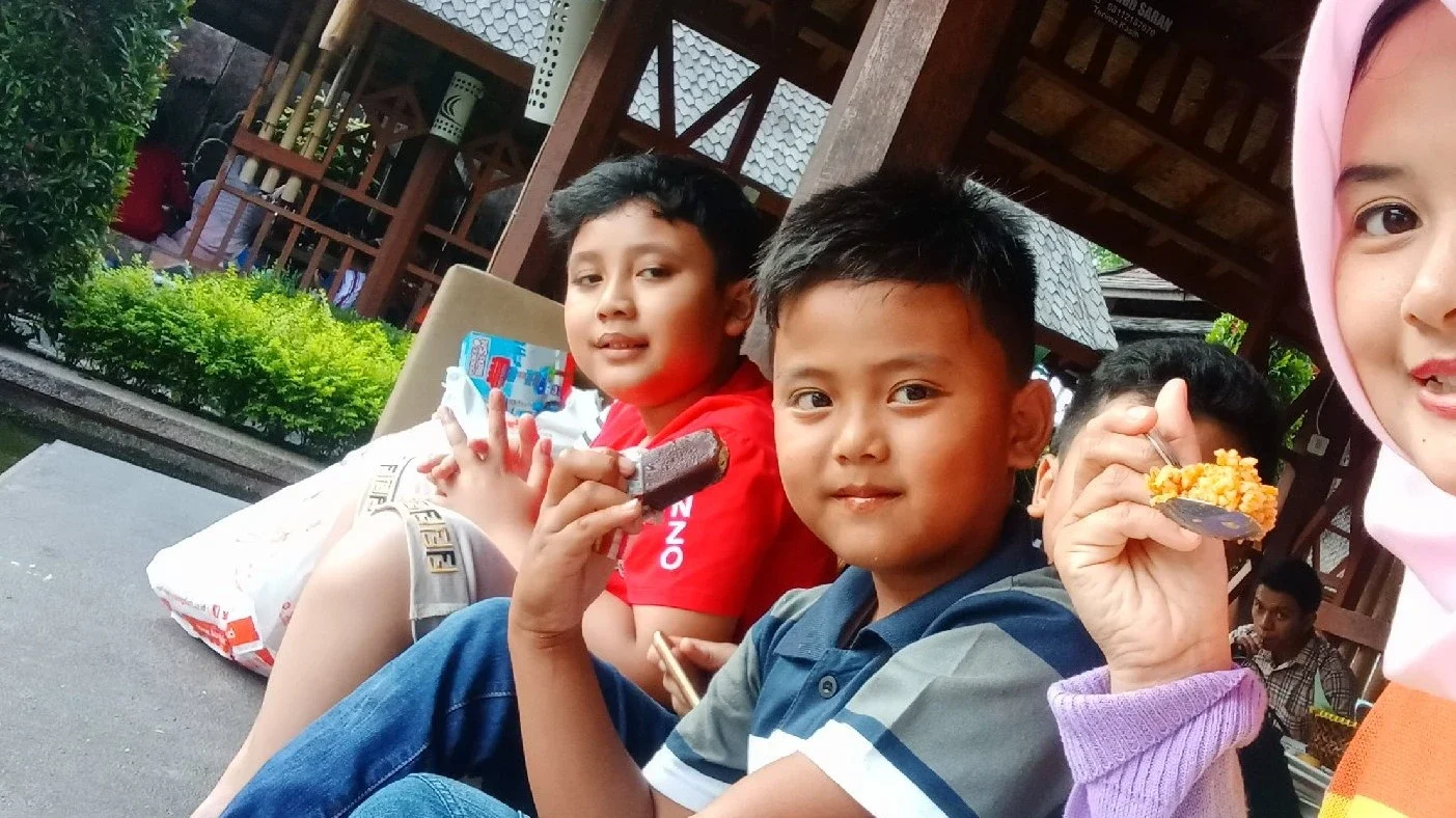 #KegiatanFavorit MAKAN SIANG DI LUAR