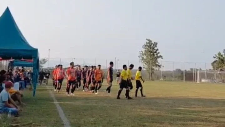 #KegiatanFavorit menonton pertandingan sepak bola
