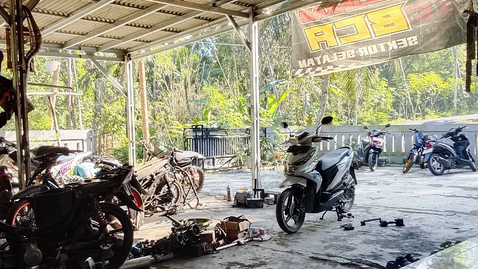 #KegiatanFavorit  pagi ini nungguin bengkel motor