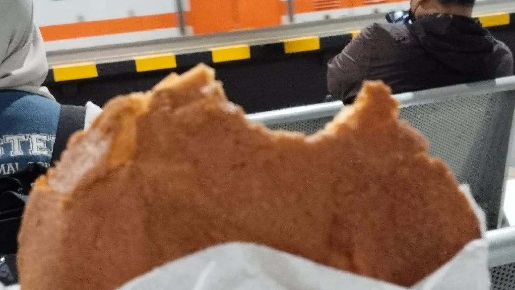 #KegiatanFavorit Wajib Ngemil Roti Kopi Saat Menunggu KRL
