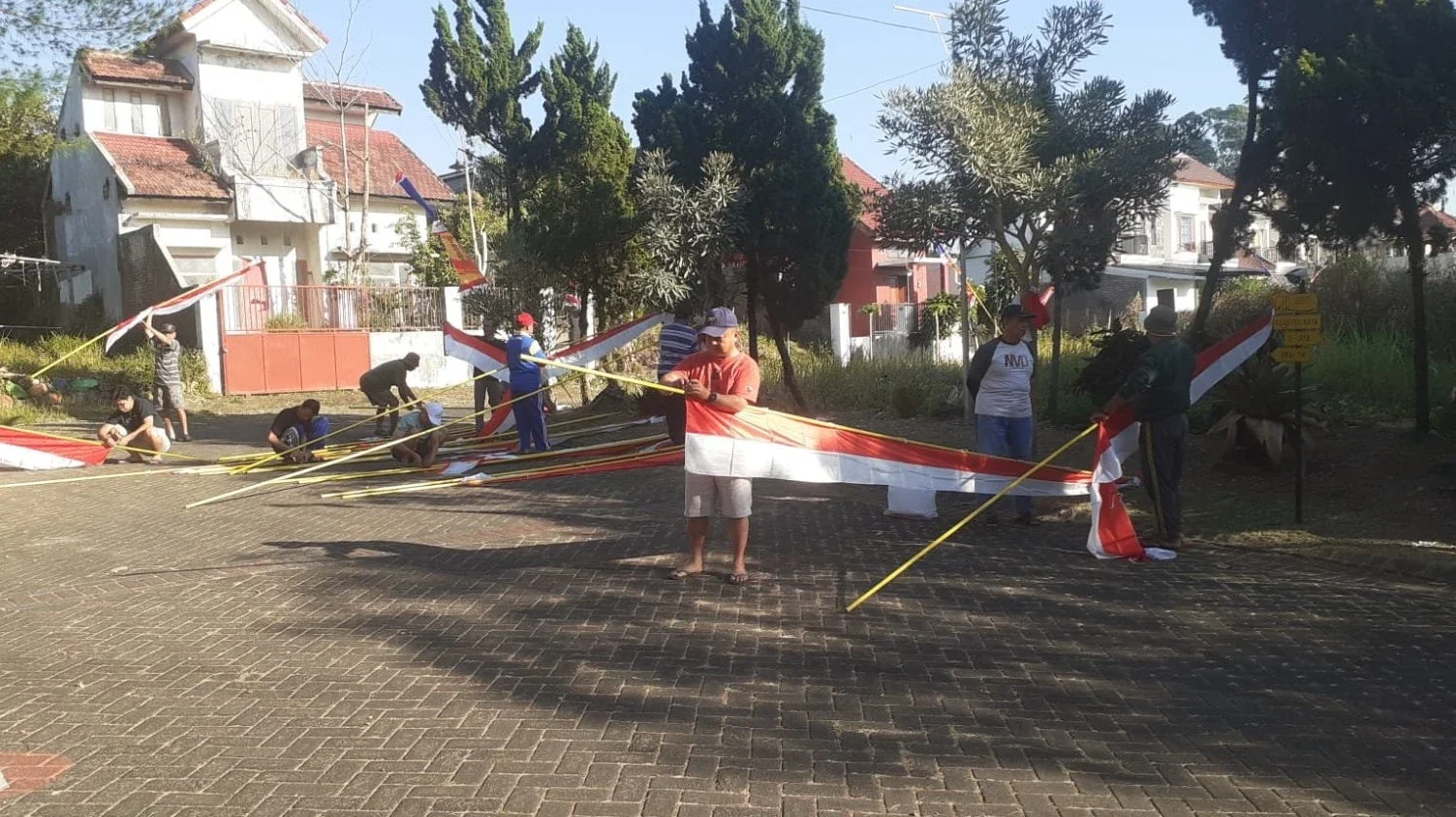 Kerja Bakti Pasang Umbul -umbul