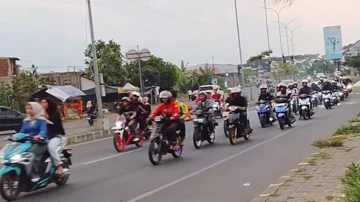 Konvoi motor sore hari