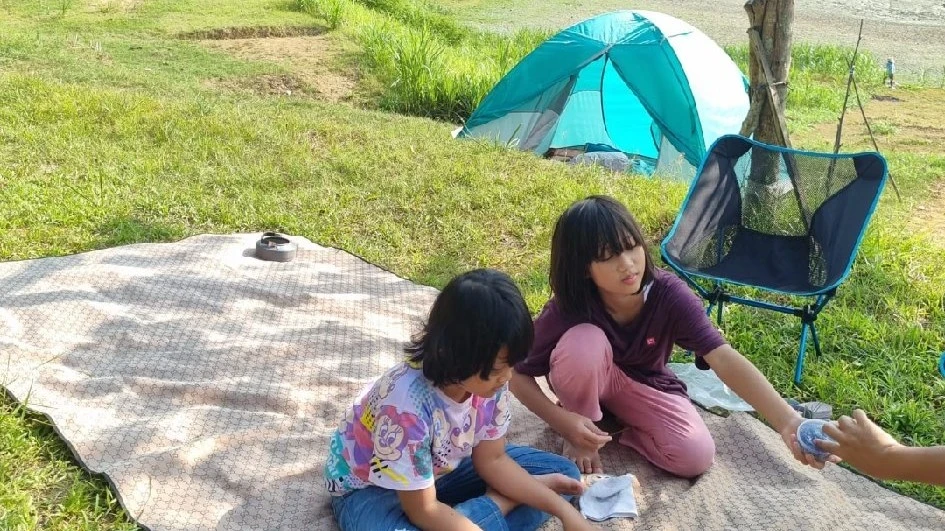 liburan kemping di tepi waduk