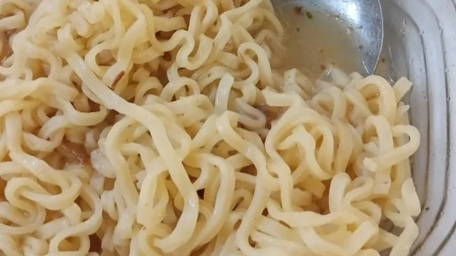 life hack emak² makan mie instan