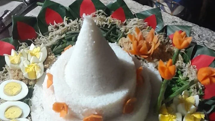 lombo menghias tumpeng