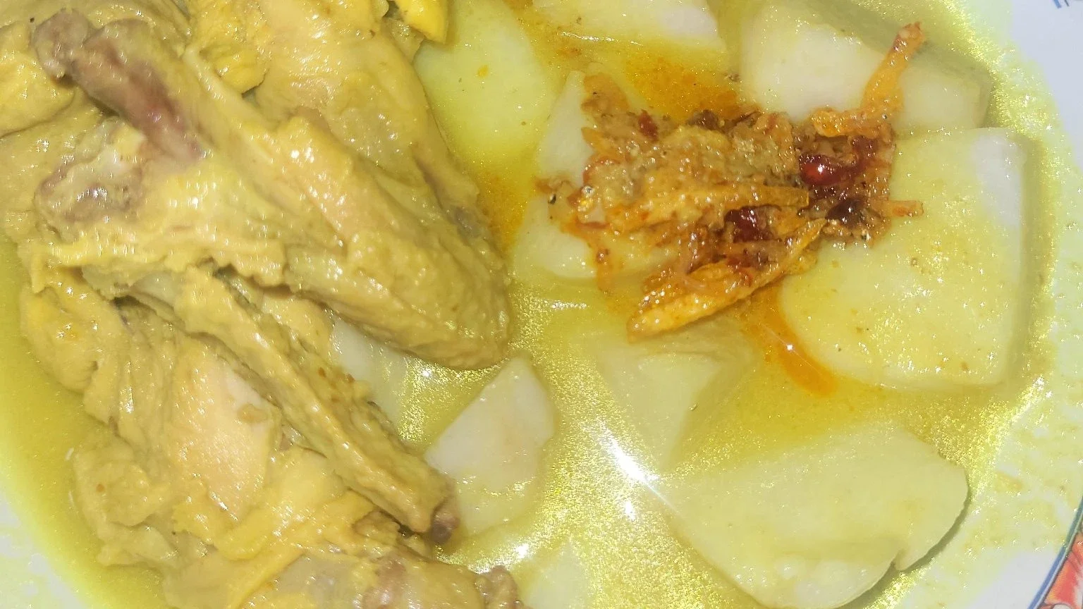 Lontong opor ayam