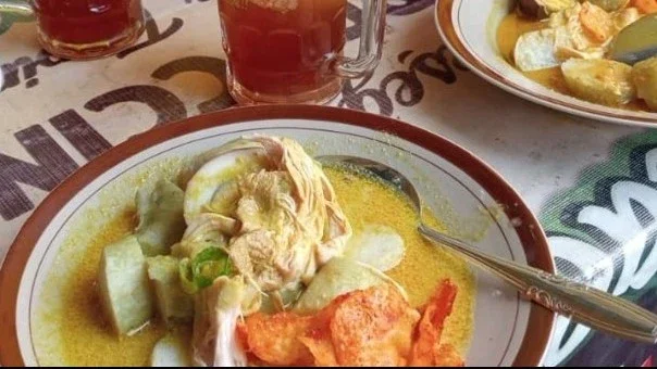 Lontong Opor Plus Es Teh Manis Promosinya 25rb