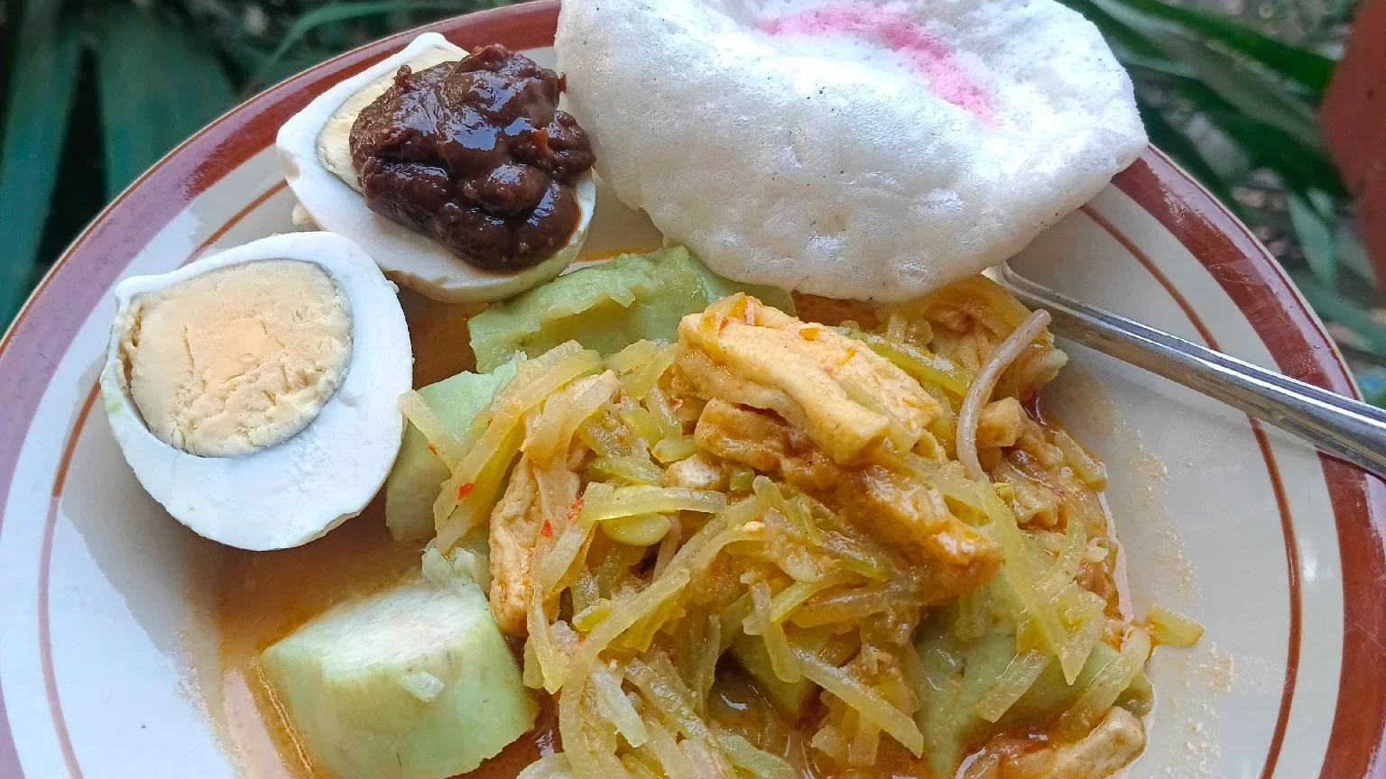 Lontong Sayur Sambel Petis