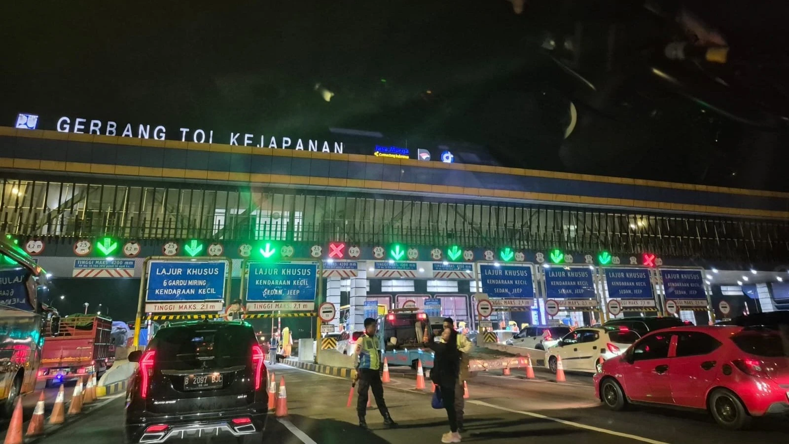 Macet di Tol #PotretHari Raya