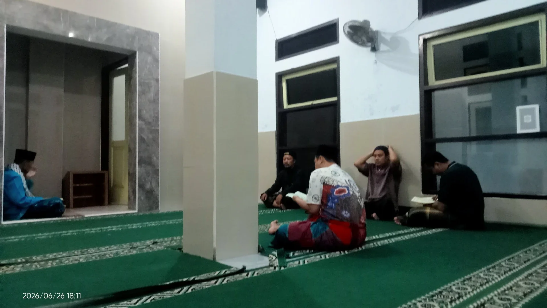 Majelis Ilmu Setelah Adzan