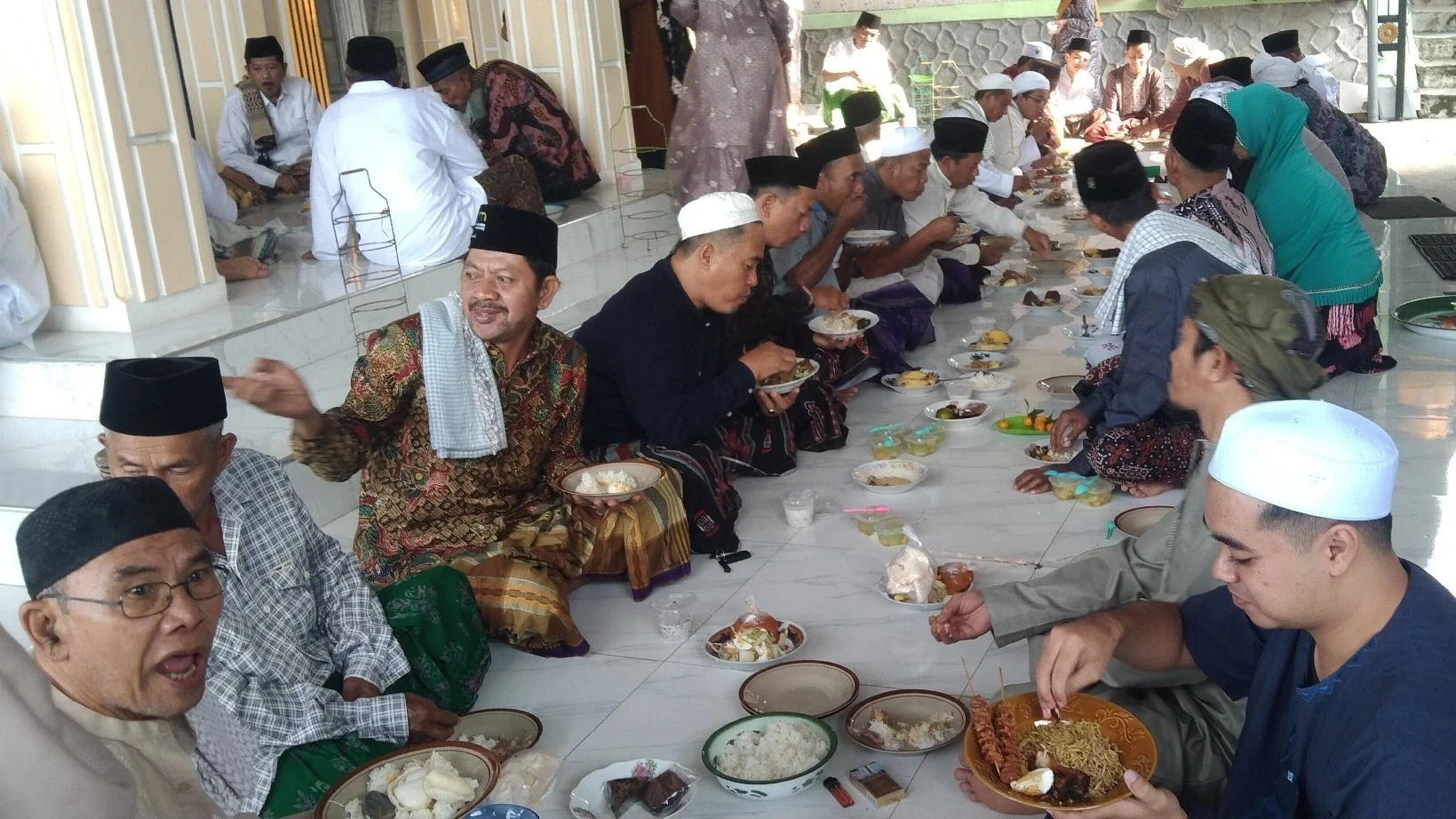 makan bersama tetangga selesai sholat idul Fitri.  #CeritaMomenFitri