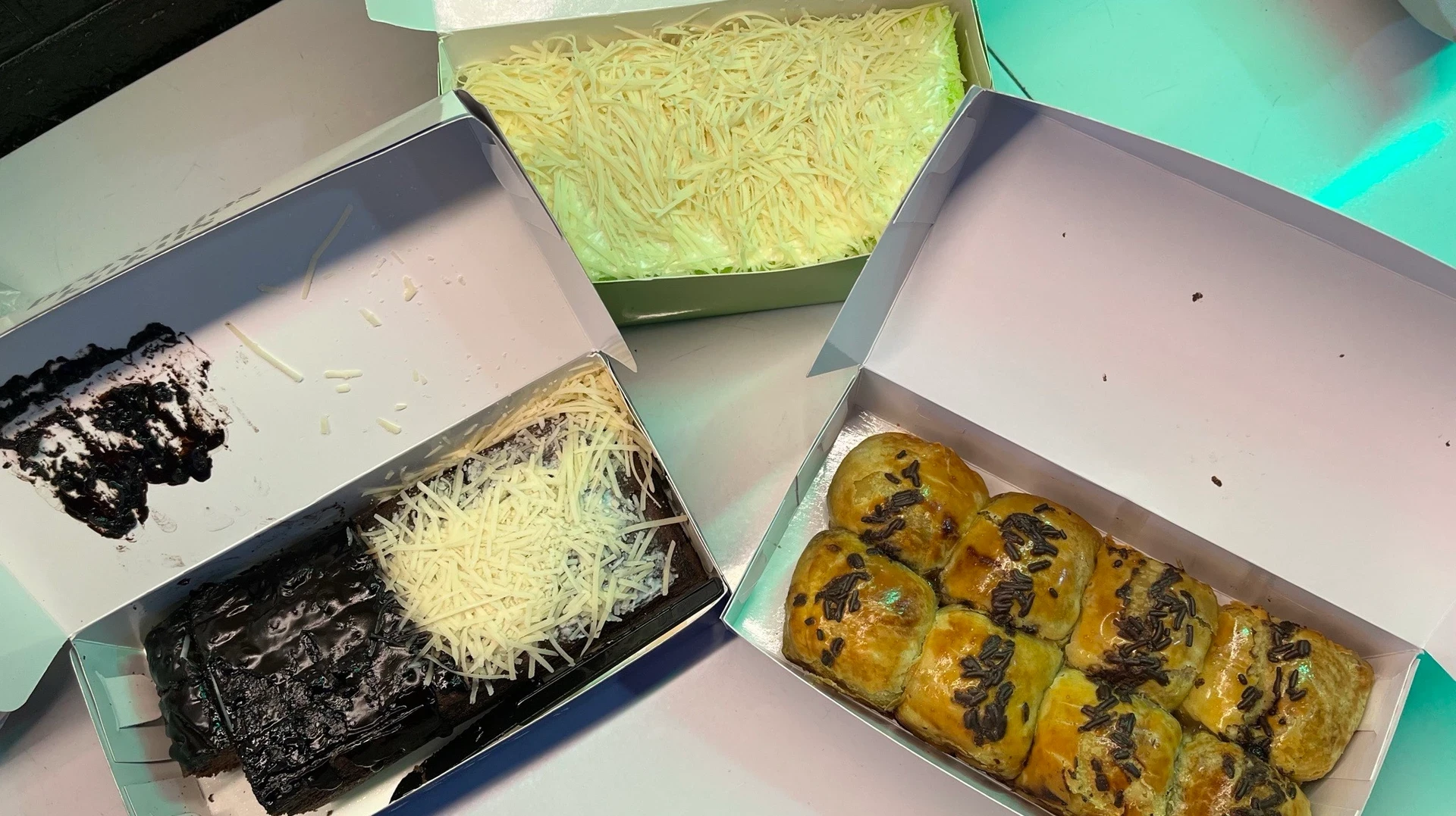 Makan Camilan Kesukaan