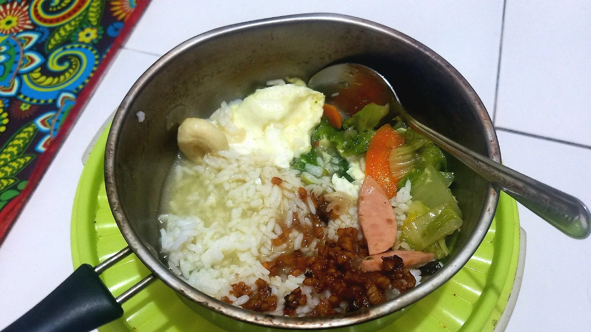 Makan memakai panci kecil