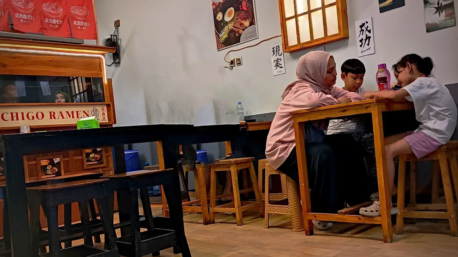 makan ramen bareng keluarga