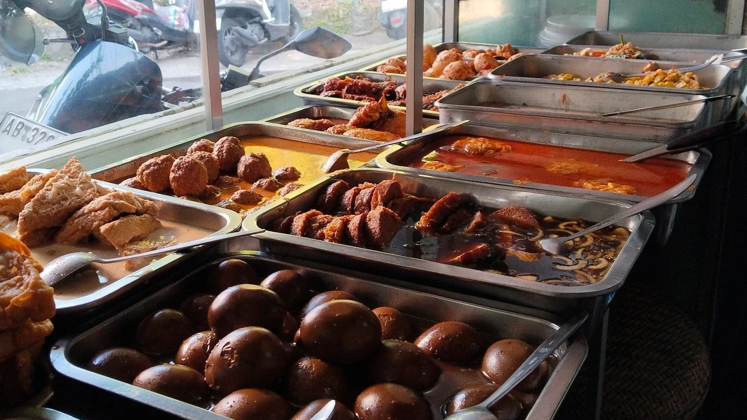 Makan Siang Di Warteg Dekat Kantor