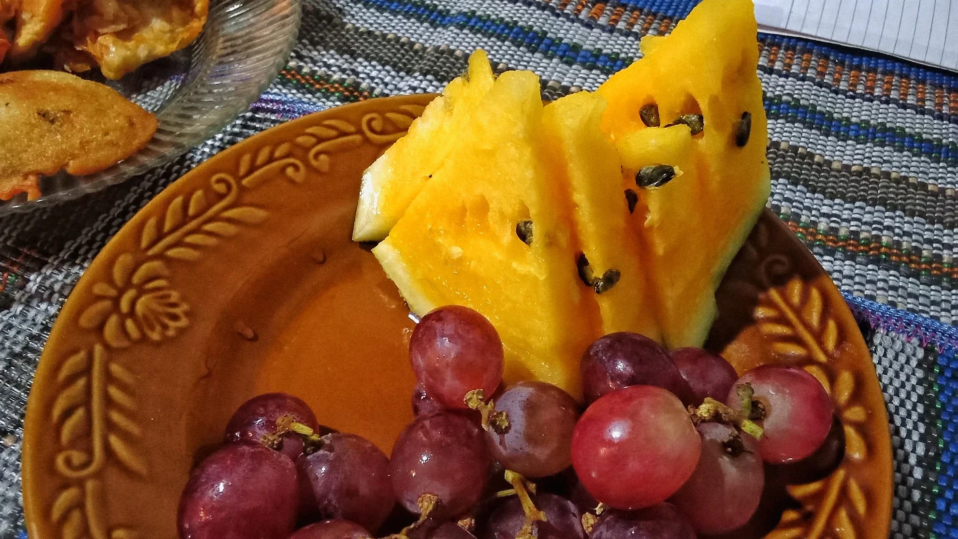 malam Minggu nyemil buah dan bakwan 😁😁
