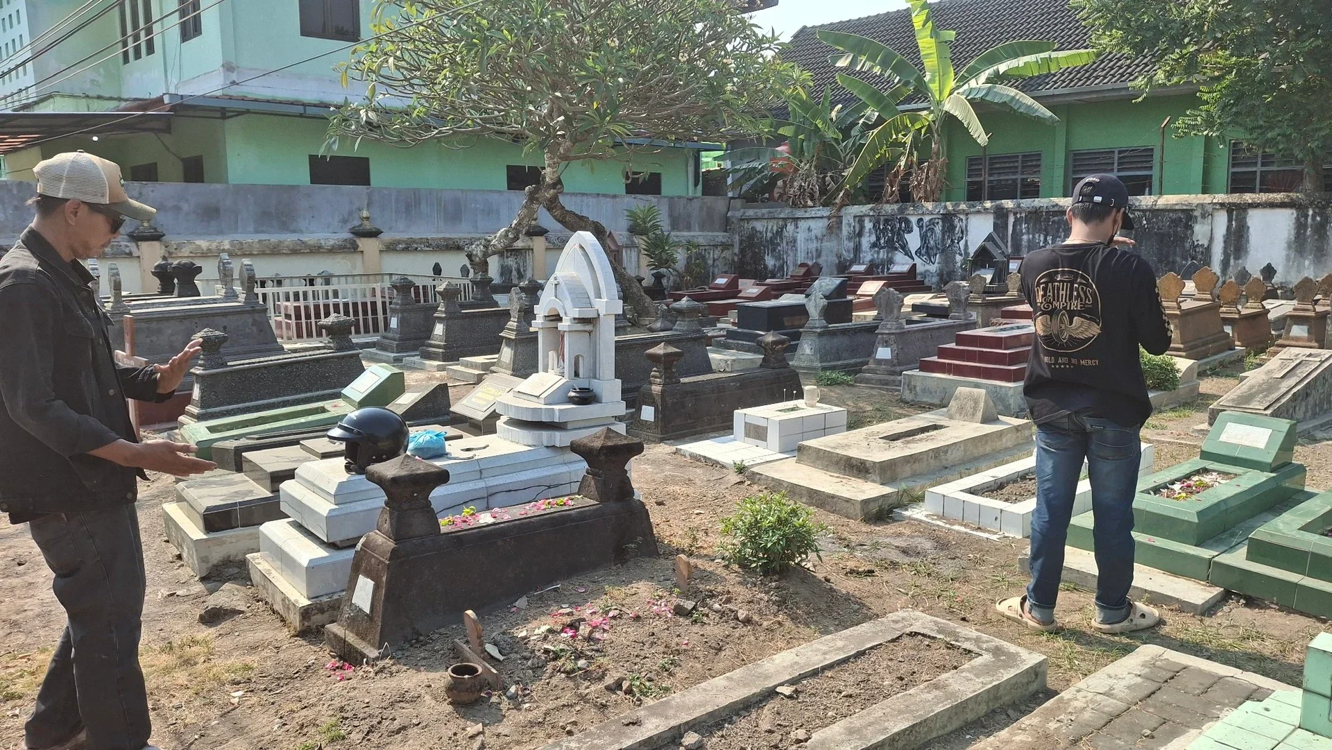 manfaat berziarah kubur