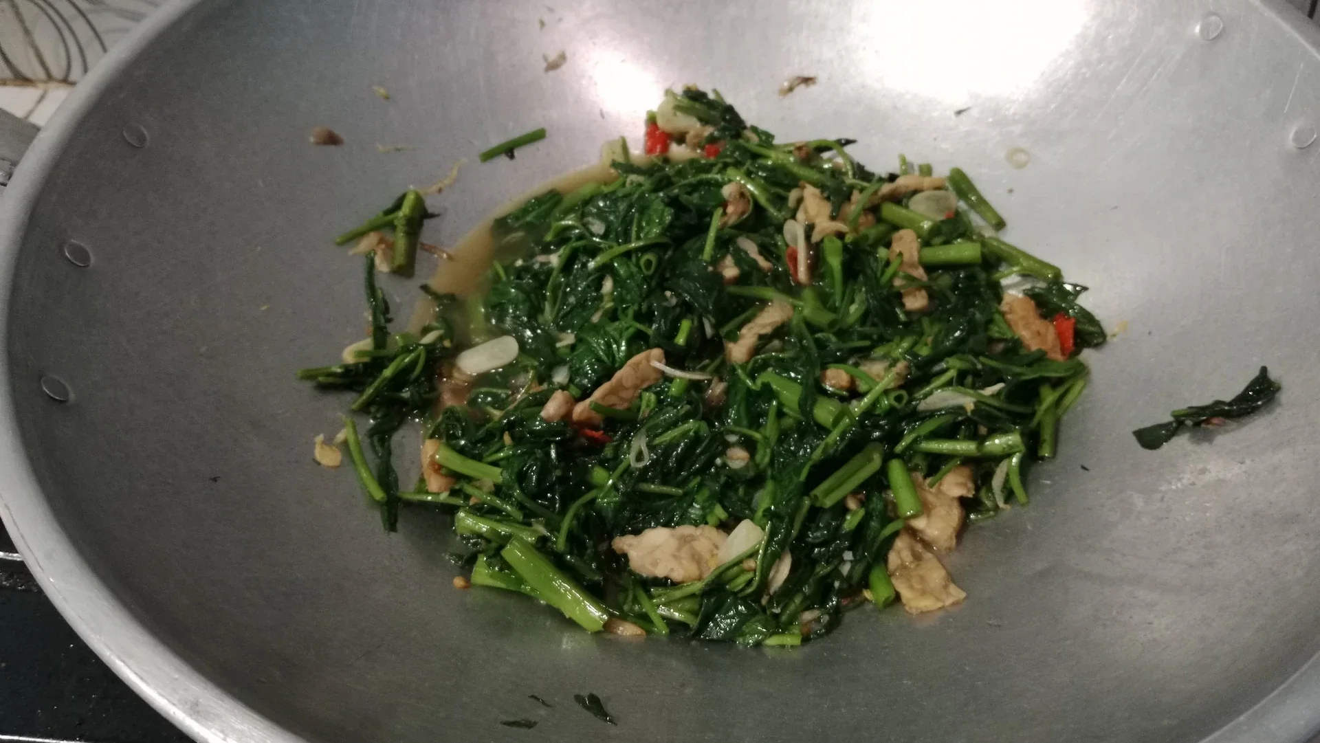 masak tumis kangkung
