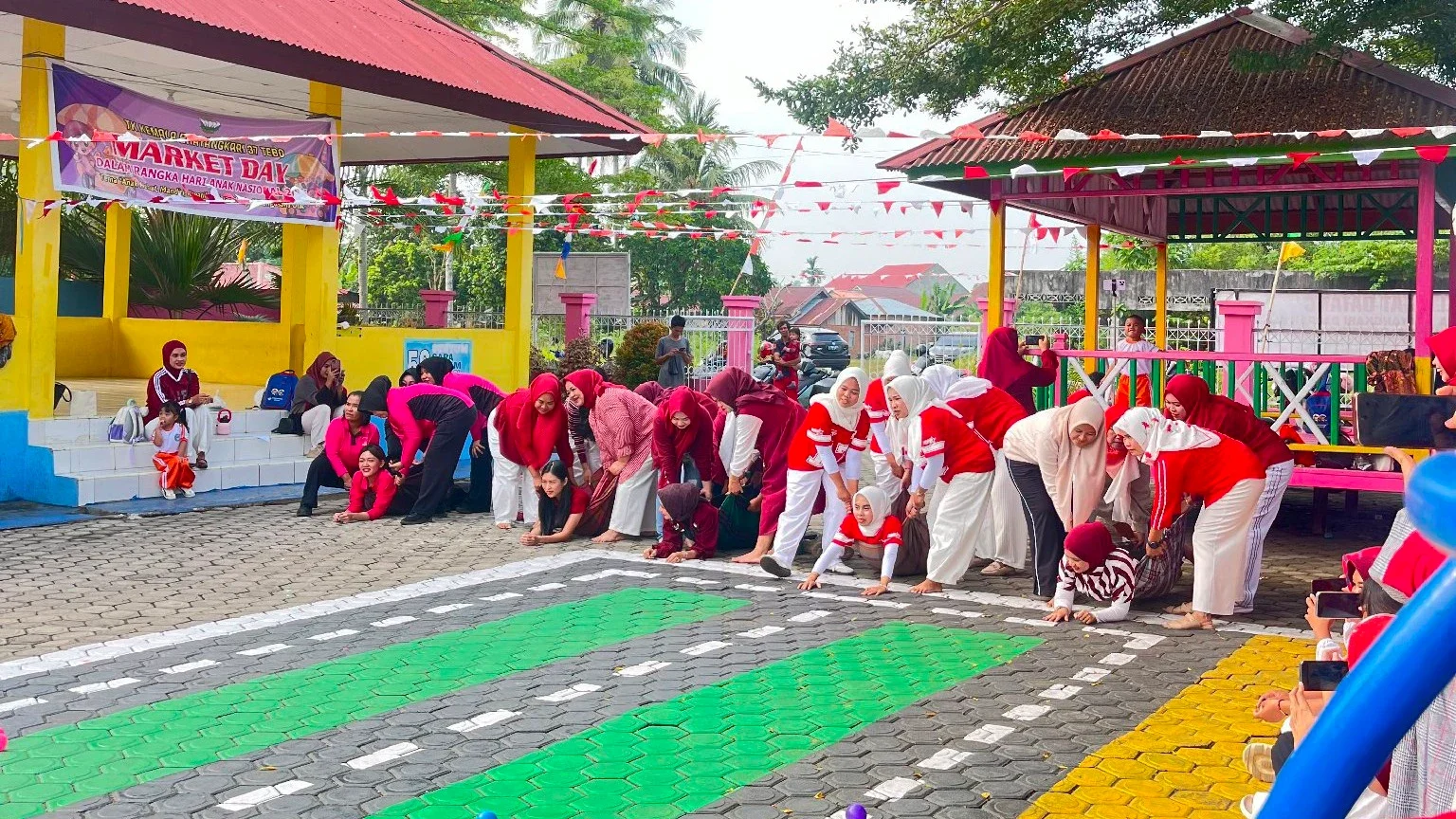 Memeriahkan HUT RI Lomba orang Tua dan Anak di TK