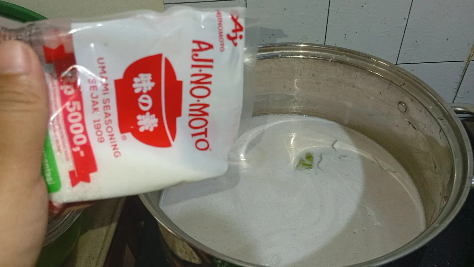 Menambah kan Ajinomoto pada Masakan kita.