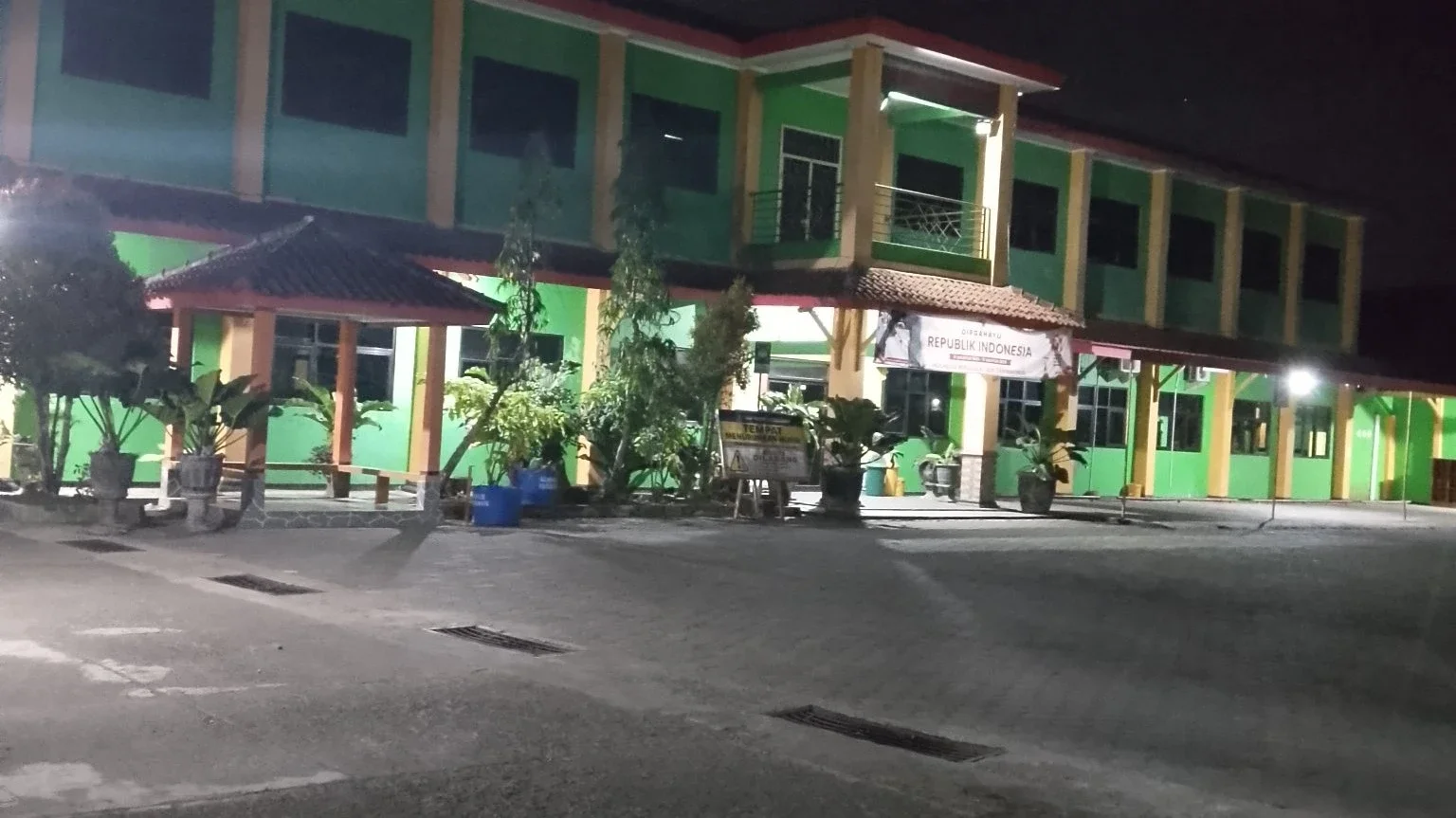 Menemani suami jaga malam