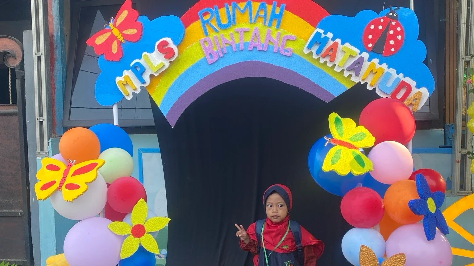 mengantar anak MPLS