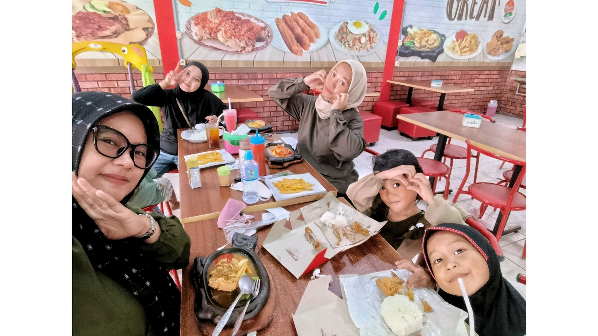 Menikmati Chicken Steak dan Ayam Geprek bersama teman #SerunyaLiburan