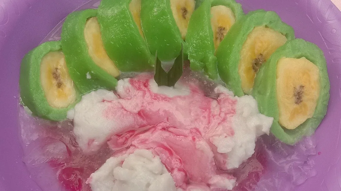 Menikmati es pisang ijo