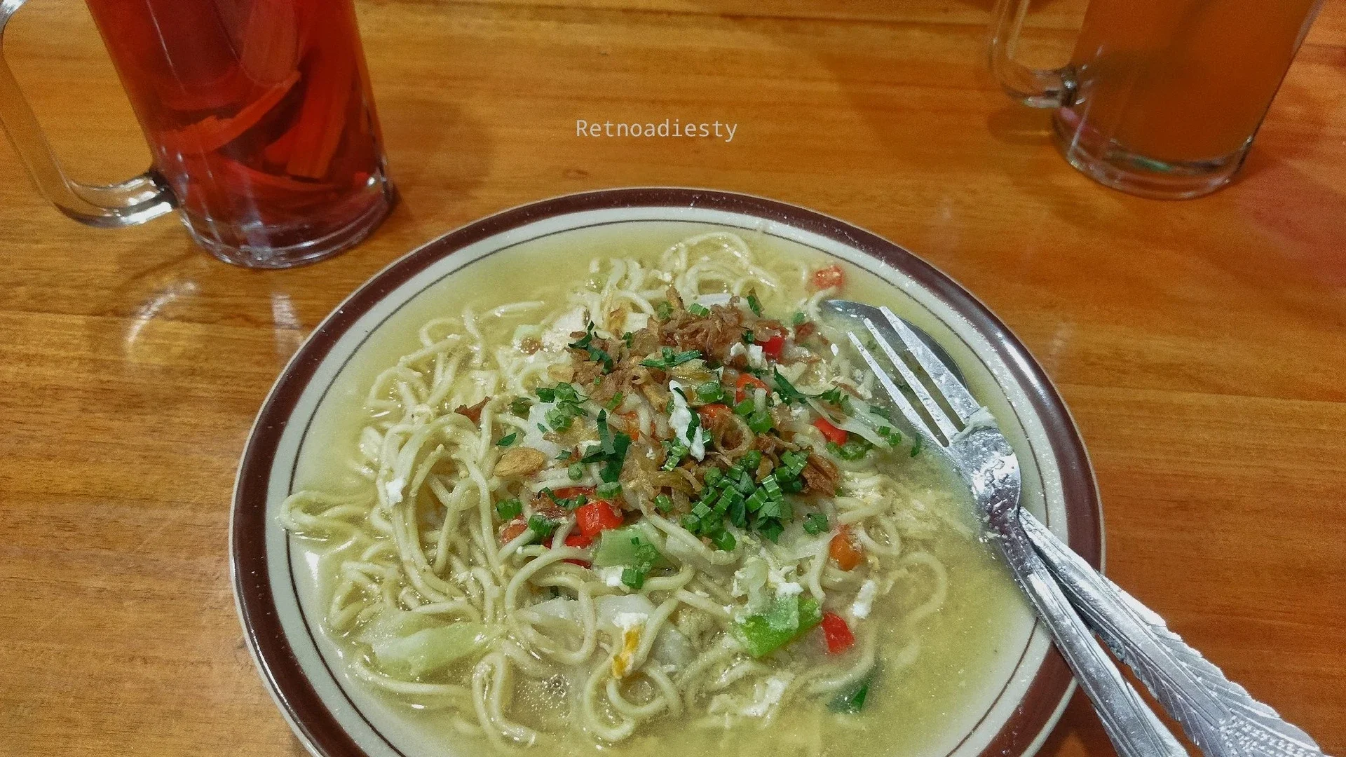Menikmati Mie godog dan wedang uwuh saat hujan