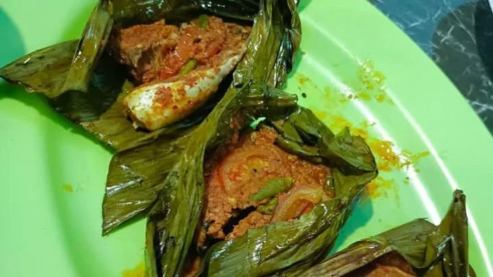 Menikmati pepes ikan patin