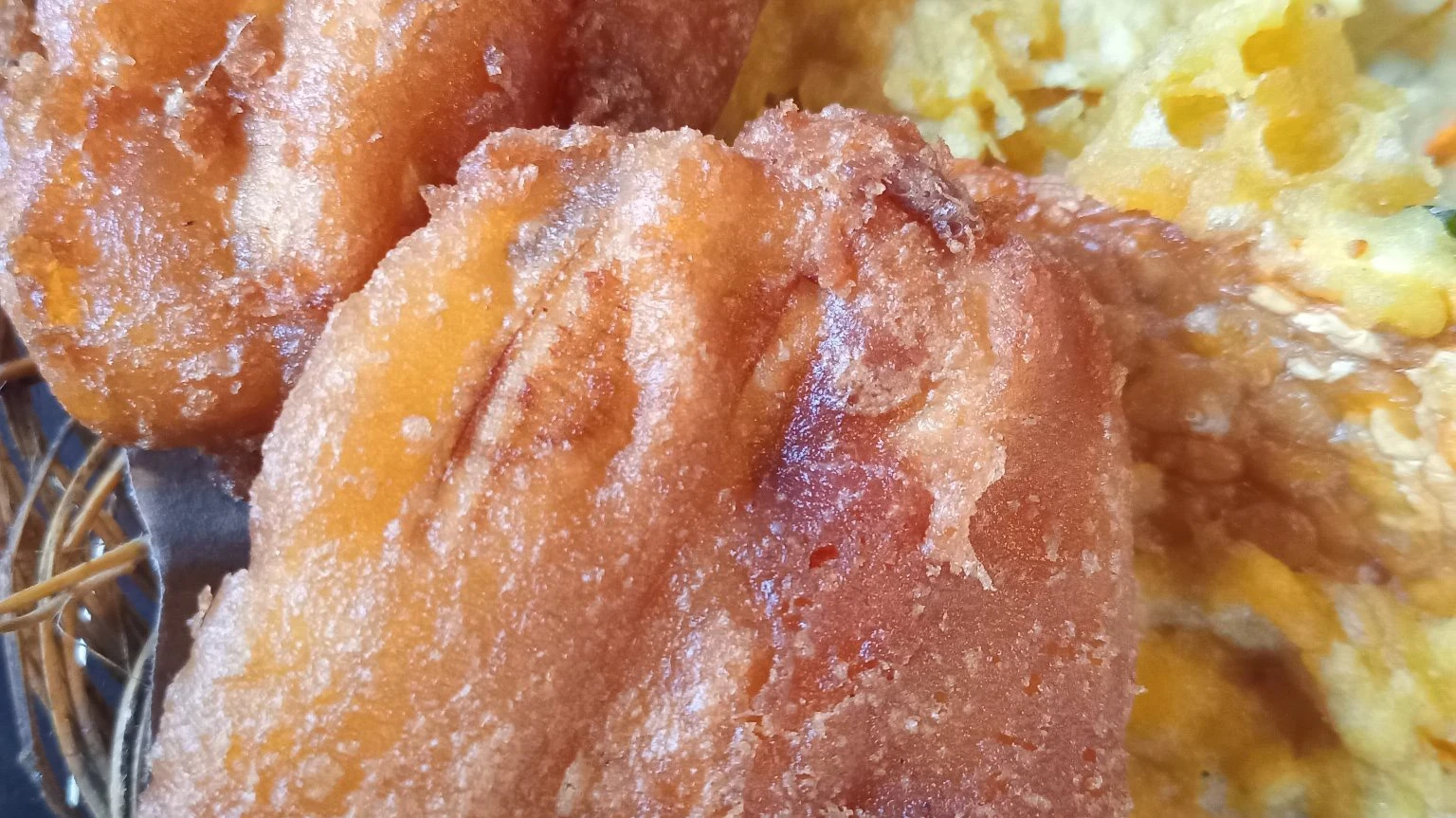 menikmati pisang goreng di pagy hari