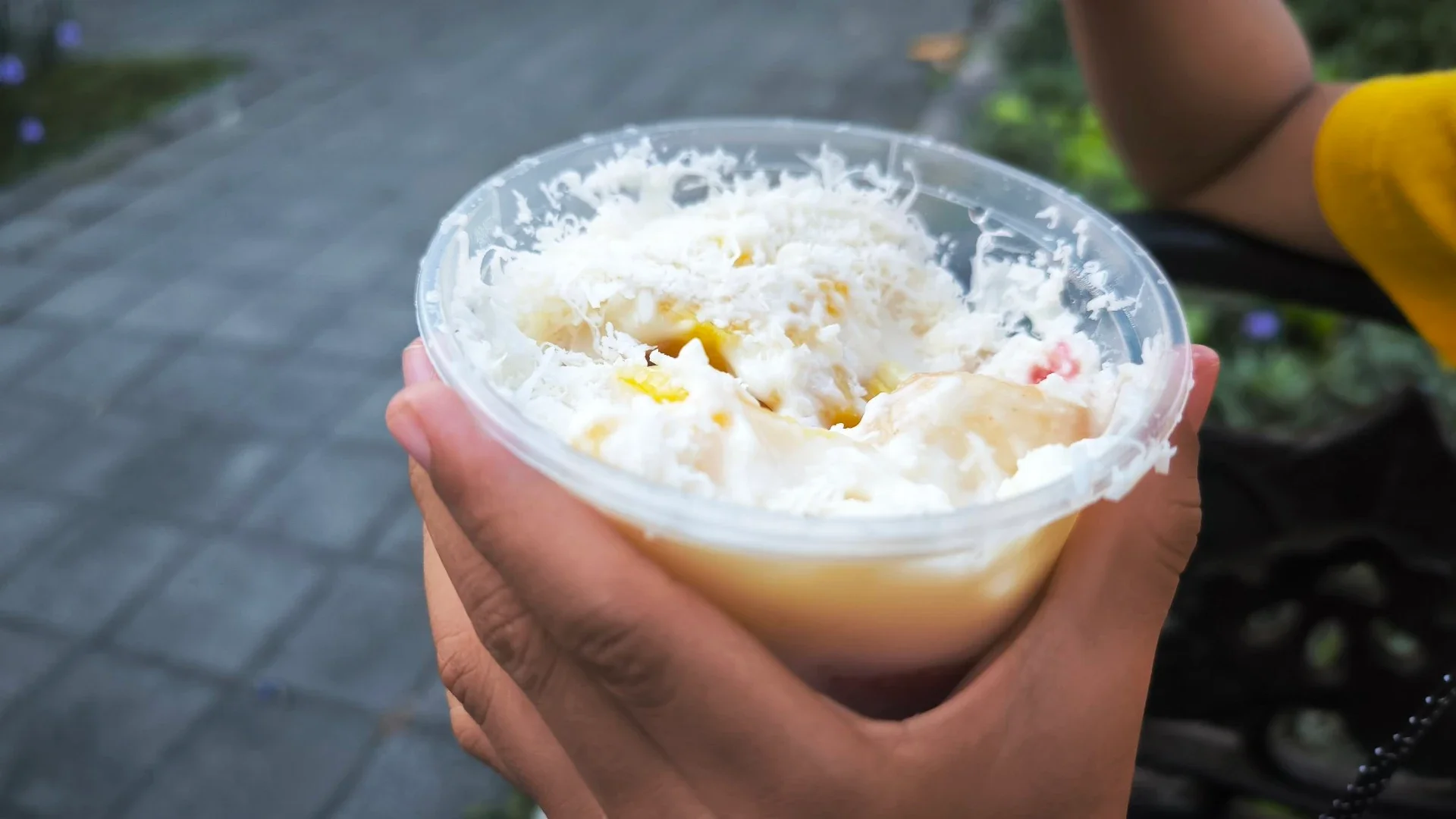 Menikmati Salad Buah