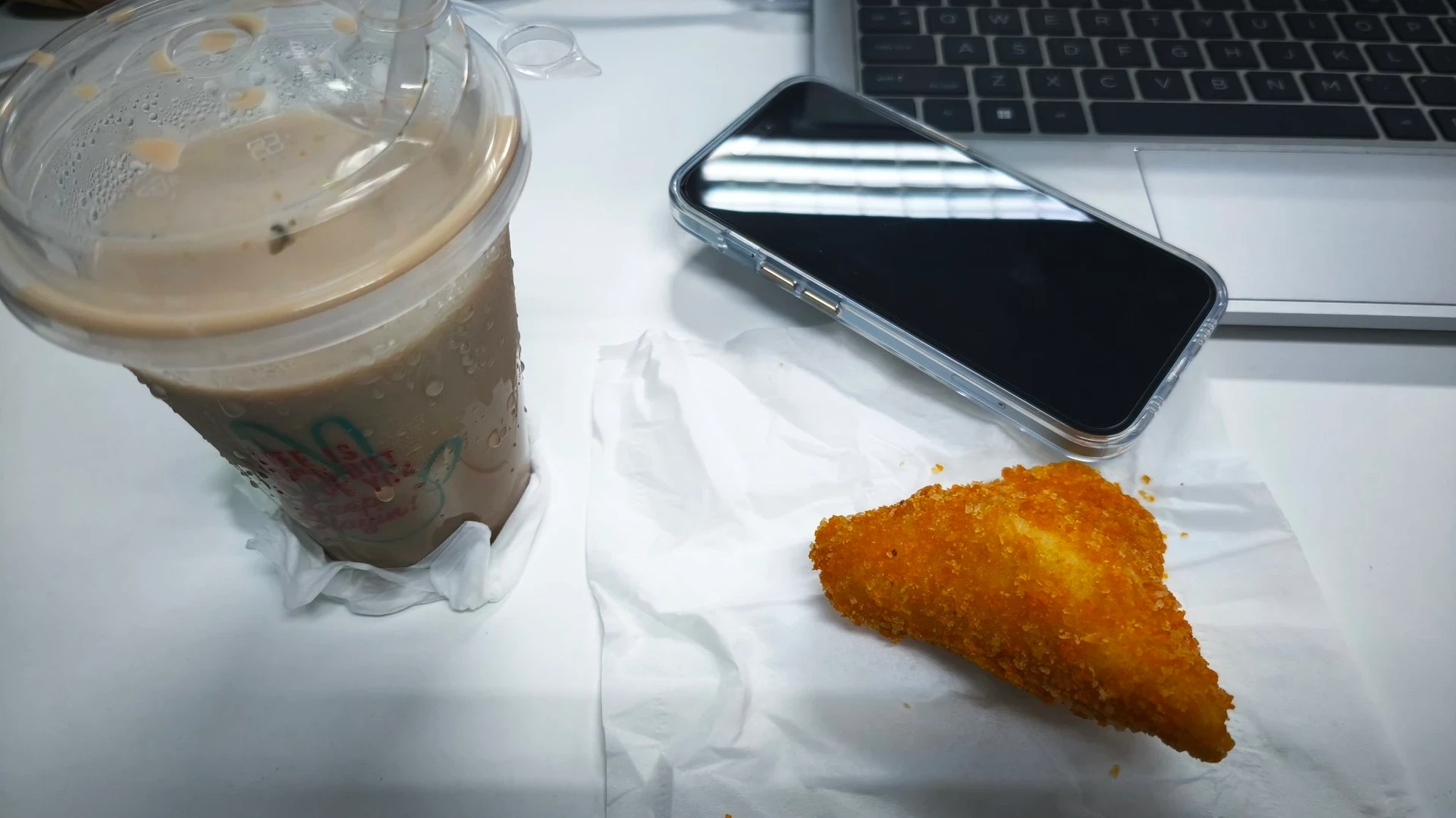 menikmati sarapan di pagi hari