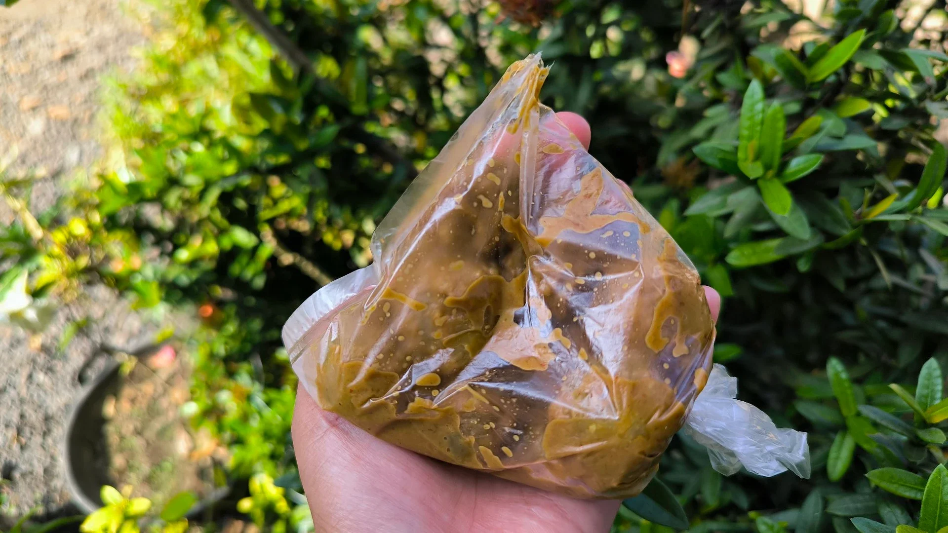 Menikmati Sebungkus Cilok Jadul