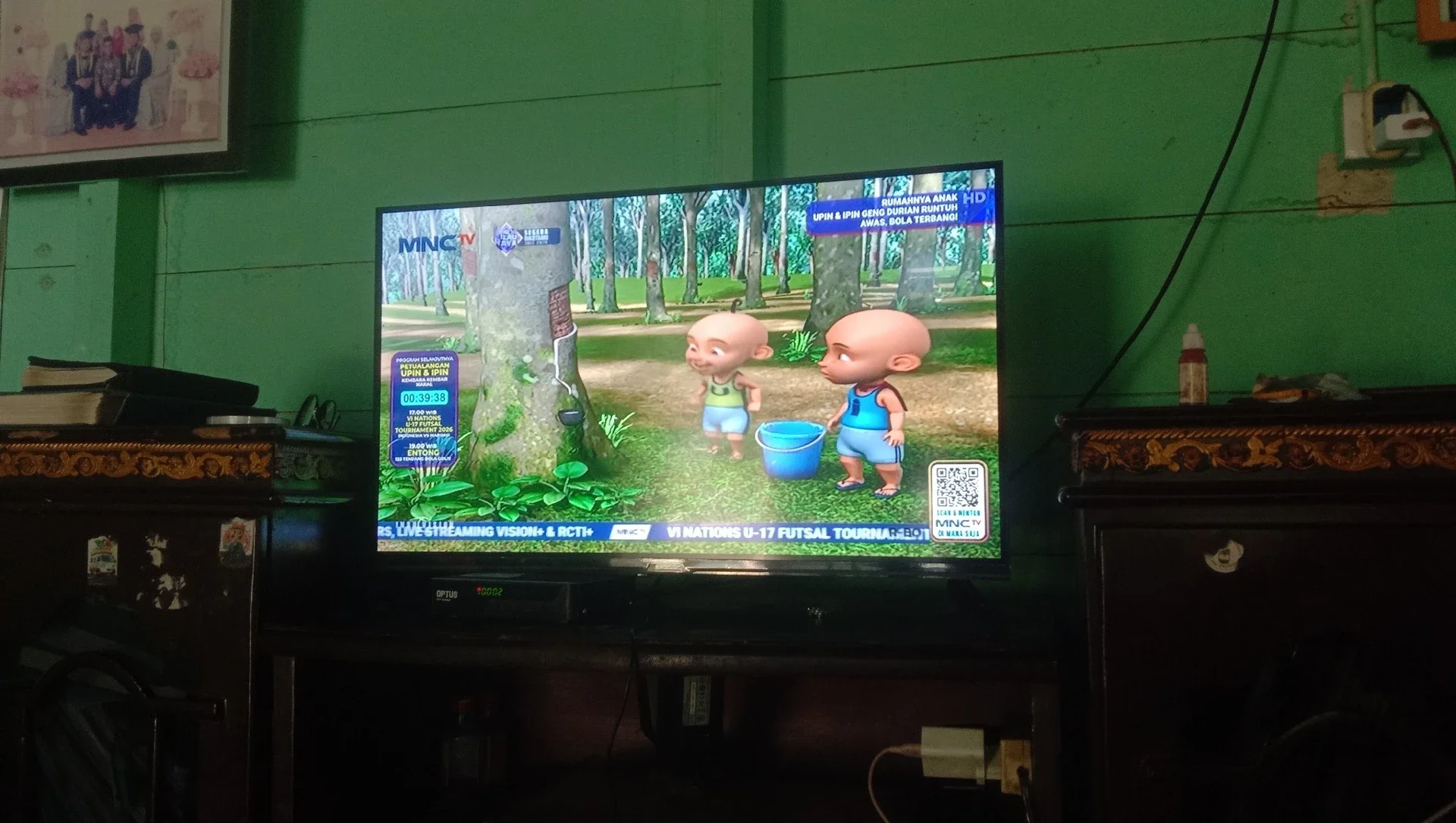 Menonton kartun di rumah Nenek #KegiatanFavorit