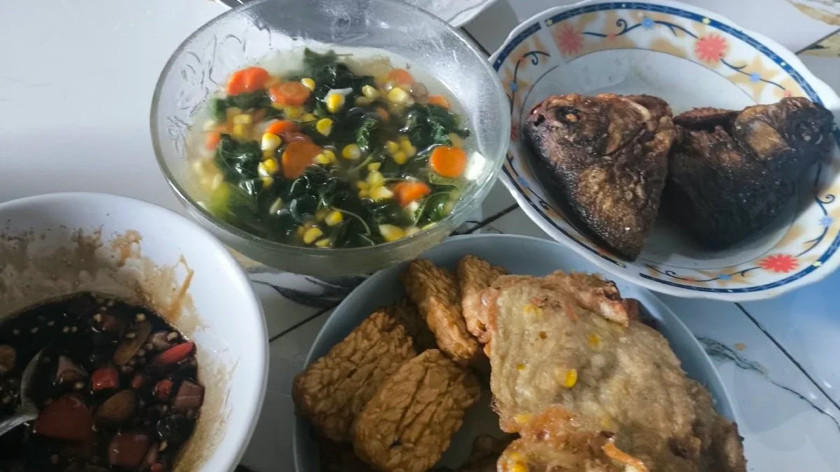 Menu hari ini ikan goreng sambel kecap, sayur bayam tempe goreng dan bakwan jagung #MealPlanUmamichi