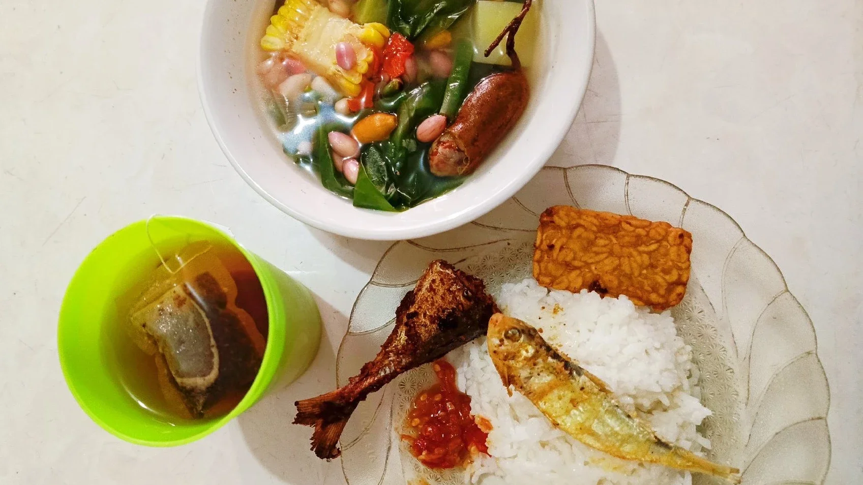 menu makan siang sayur asam dan ikan asin