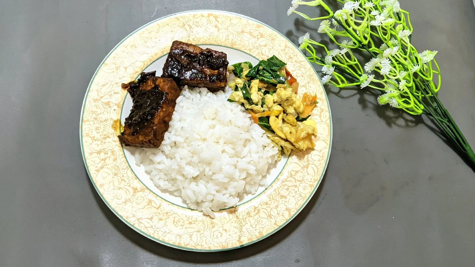 Isi Piringku Hari Ini: Nasi, Tempe Bacem, dan Pakcoy Telur #IsiPiringmuHariIni